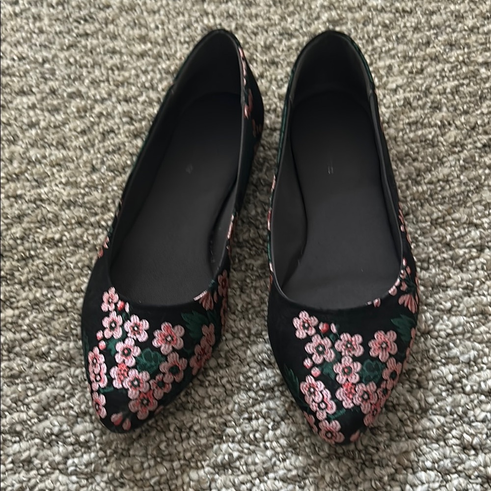 EUC. Floral Embroidered Women's Flats